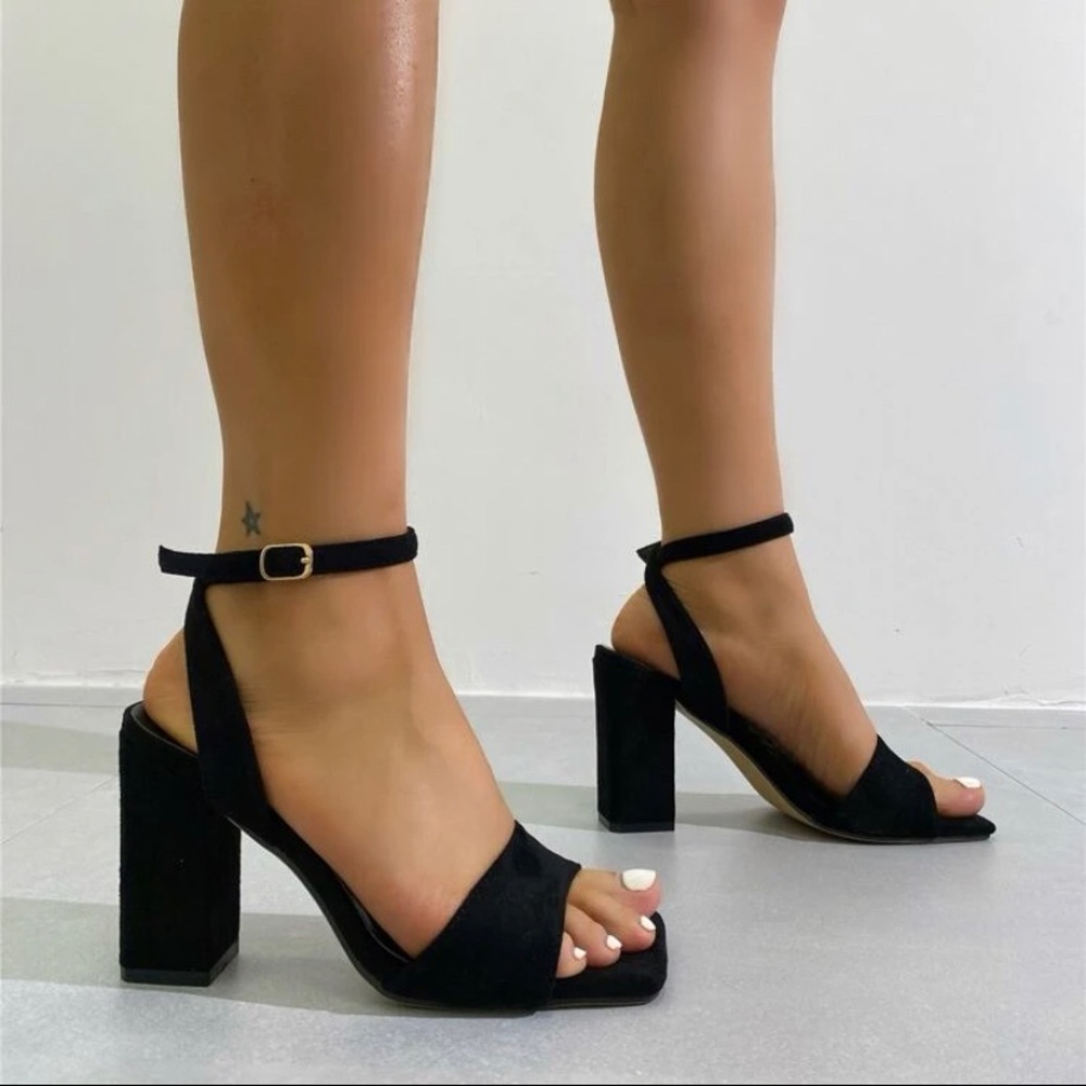 MINIMALIST ANKLE STRAP HEELED SANDALS